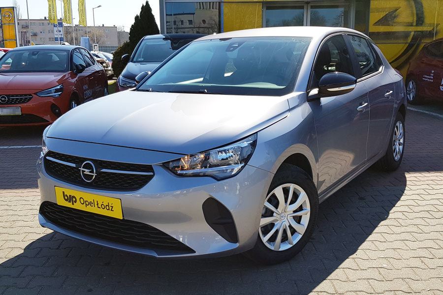 Nowy Opel Corsa F przed salonem